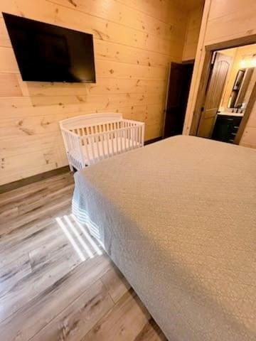 Luxury 12-Bedroom Cabin With Indoor Pool, Hot Tub & Movie Theater, Sleeps 36 Sevierville Exterior foto