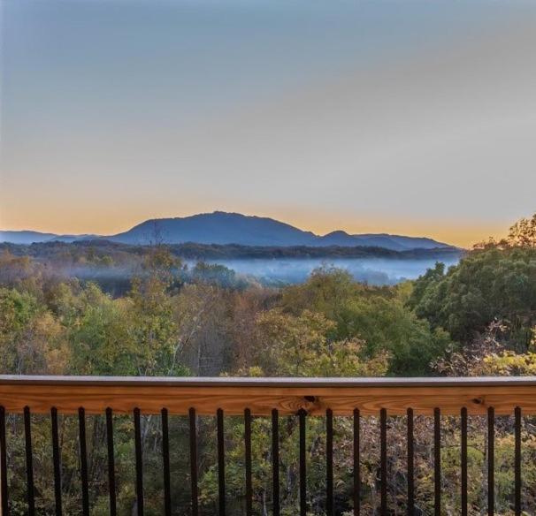 Luxury 12-Bedroom Cabin With Indoor Pool, Hot Tub & Movie Theater, Sleeps 36 Sevierville Exterior foto